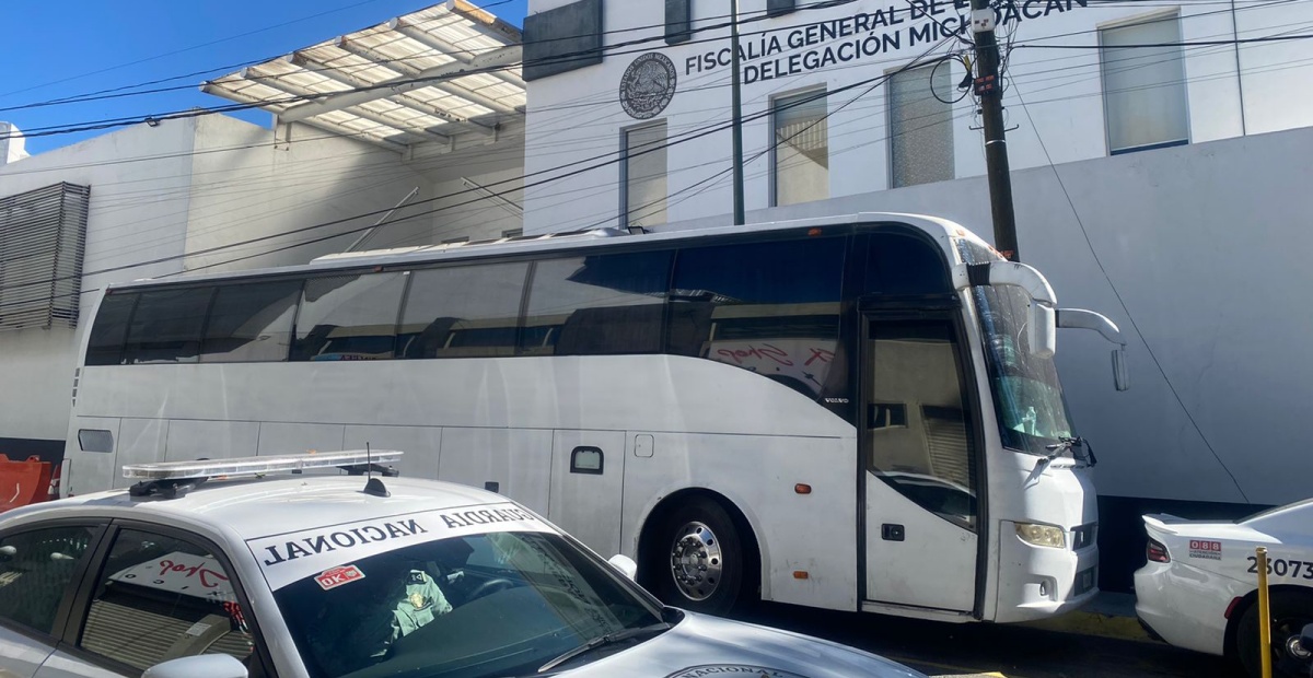 Localizan a 118 migrantes que eran trasladados en dos autobuses en Michoacán