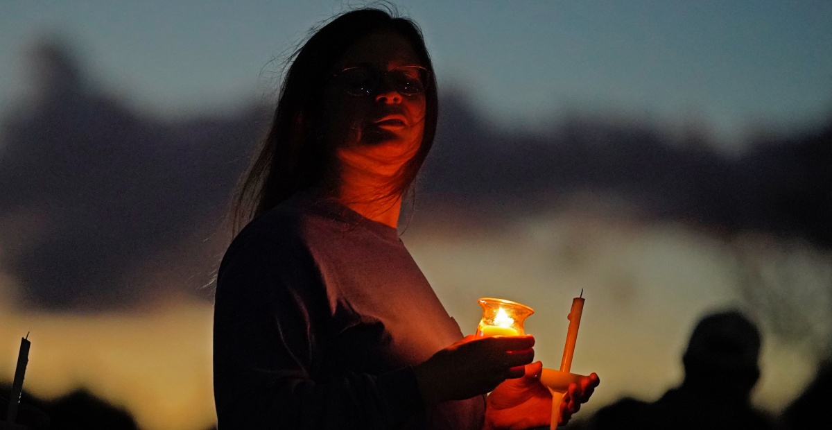 Residentes de Maine conmemoran con misas a las 18 víctimas que dejó el tiroteo masivo de la semana pasada
